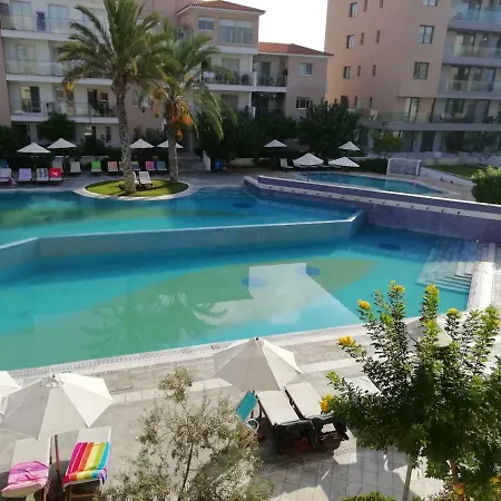 Modern In A Calm Garden Apartament Pafos